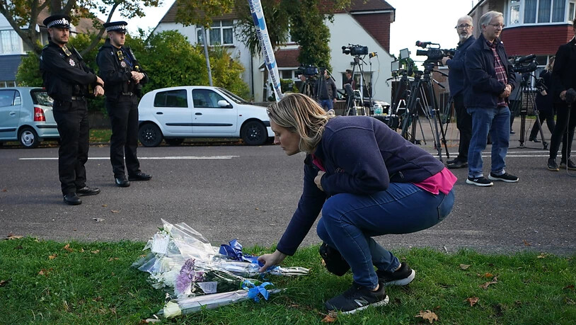 Eine Frau legt Blumen am Tatort in der Nähe der Belfairs Methodist Church nieder, wo der konservative Abgeordnete David Amess zum Opfer eines Messerangriffs wurde. In Großbritannien herrscht nach dem tödlichen Angriff Bestürzung. Von mehreren Seiten…