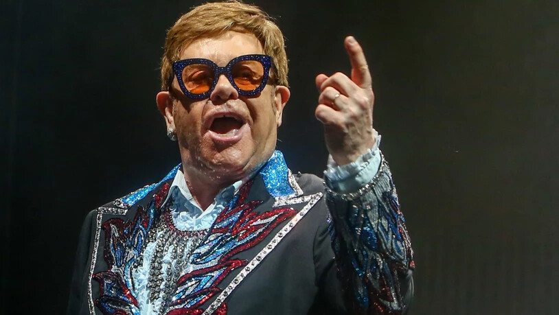 ARCHIV - Elton John gestikuliert auf einem Konzert in der spanischen Hauptstadt. Foto: Ricardo Rubio/Europa Press/dpa