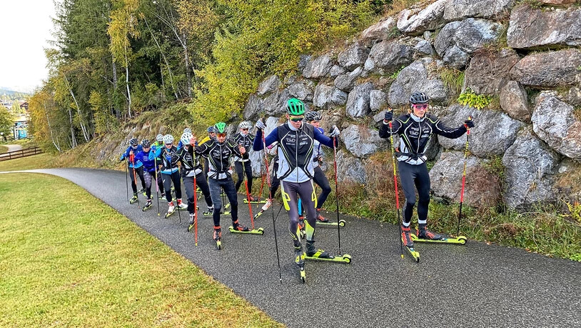 Die Mitglieder der Trainingszelle auf der Rollski-Strecke.