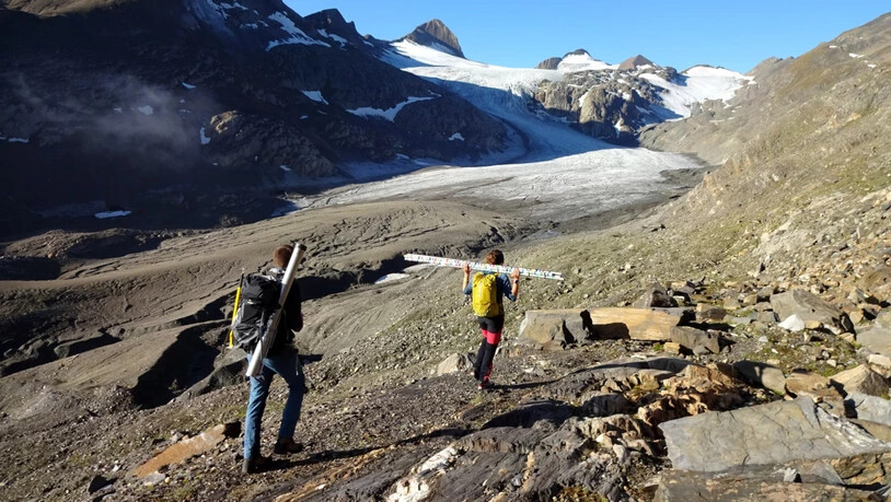 Das Mess-Team auf dem Weg zum Griesgletscher VS, einem schnell zurückschmelzenden Gletscher.