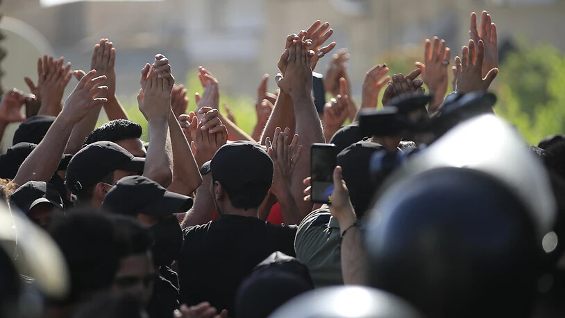 Irakische Sicherheitskräfte stehen Wache, während Demonstranten die Wahlergebnisse anprangern und eine manuelle Nachzählung der Parlamentswahlen fordern. Foto: Hadi Mizban/AP/dpa