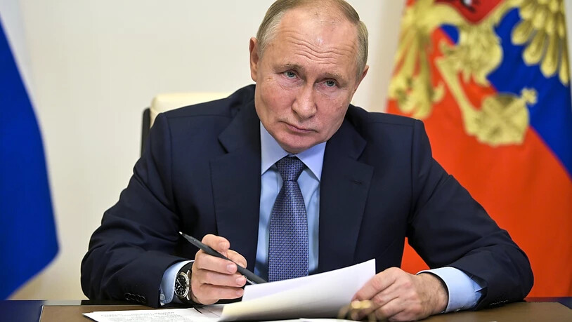 Russlands Präsident Wladimir Putin hält eine Rede. Angesichts der steigenden Zahl von Corona-Infektionen und Todesfällen hat er angeordnet, dass viele russische Arbeitnehmer ab Monatsende eine Woche lang nicht zur Arbeit gehen sollen. Foto: Alexei…