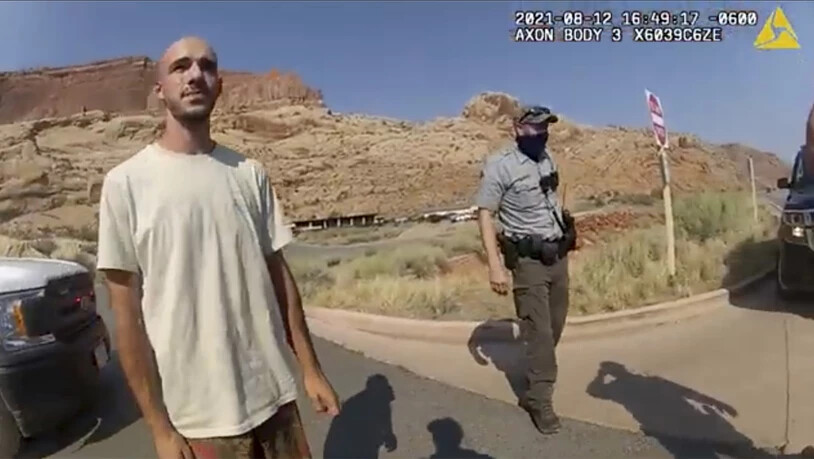 ARCHIV - Dieses Archivfoto vom 12. August 2021 aus einem von der Polizei von Moab, Utah, zur Verfügung gestellten Video zeigt Brian Laundrie im Gespräch mit einem Polizeibeamten. (Archivbild) Foto: Uncredited/Moab Police Department via AP/dpa - ACHTUNG:…