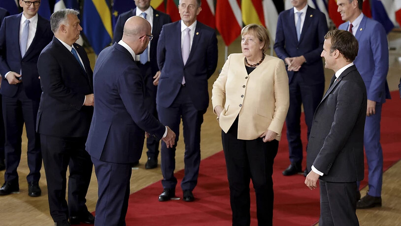 Angela Merkel (M) spricht mit Charles Michel (Mitte links), Präsident des Europäischen Rates, und Emmanuel Macron (rechts), Präsident von Frankreich. Beim Gipfel der EU-Staats- und Regierungschefs ist es zu keiner Einigung gekommen, wie langfristig gegen…