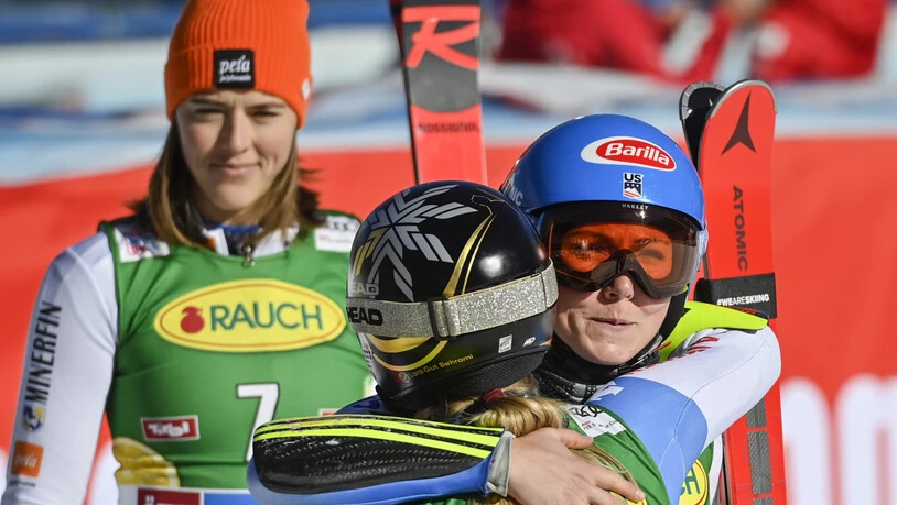 Drei Ausnahmekönnerinnen unter sich: Lara Gut-Behrami herzt Mikaela Shiffrin, Petra Vlhova steht Spalier (von vorne nach hinten)