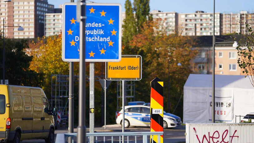 Ein Wagen der Bundespolizei steht an der Grenzbrücke, die von Deutschland nach Polen führt. Deutschlands Innenminister Horst Seehofer hat angesichts der Migration über die Belarus-Route in Aussicht gestellt, «falls notwendig» weitere Beamte der…