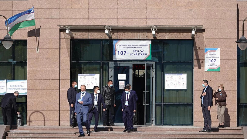 Internationale Wahlbeobachter verlassen das Wahllokal 107 in der usbekischen Hauptstadt Taschenk. Nach fünf Jahren Reformkurs unter Staatschef Schawkat Mirsijojew hat die zentralasiatische Republik Usbekistan eine Präsidentenwahl abgehalten. Foto: Ulf…
