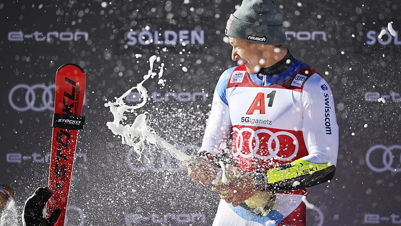 Marco Odermatt jubelte bei der Siegerehrung ausgelassen über seinen fünften Triumph im Weltcup