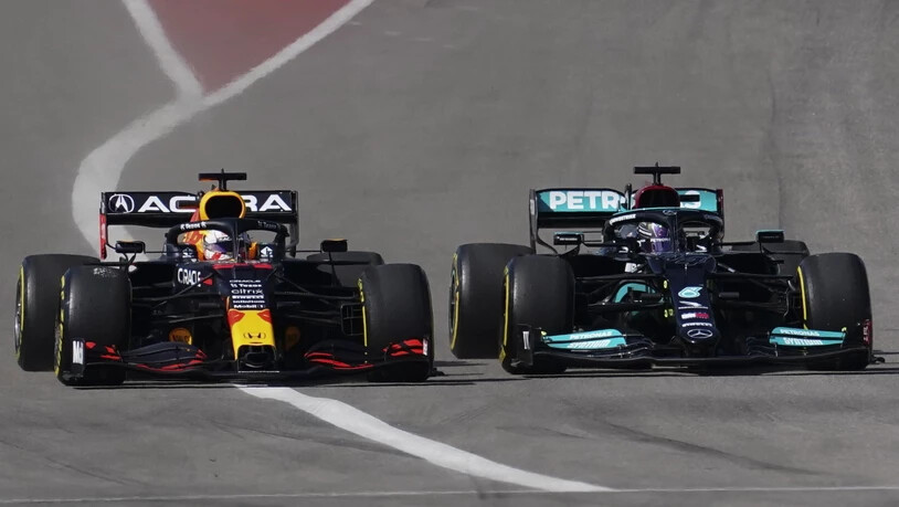 Lewis Hamilton im Mercedes (rechts) überholt nach dem Start Max Verstappen im Red Bull