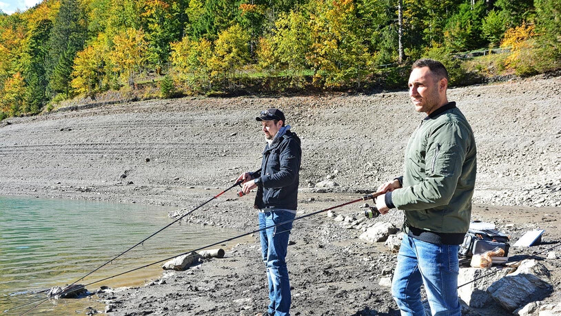 Die Fischer: Benno Meister (links) und Simon Hubler geniessen das fast (menschen)leere Klöntal.