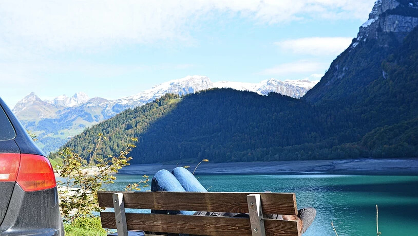 Auszeit: Helene Zentner geniesst die Herbst­sonne auf einer Bank am Seeufer.
