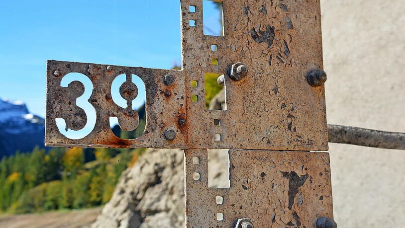 Weit unter 39 Meter: Die Seepegelanzeige ist am Seeufer gut sichtbar.
