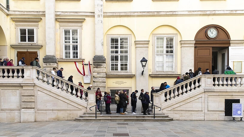 Österreichs Bundespräsident Van der Bellen hat am Österreichischen Nationalfeiertag persönlich die Tür an seinem Amtssitz, der Hofburg in Wien, für Impfwillige geöffnet. 300 Menschen konnten sich impgen lassen. Foto: Lisa Leutner/AP/dpa