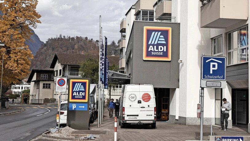 Gute Lage: Die neue Aldi-Filiale in Glarus ist zu Fuss, mit dem öffentlichen Verkehr und mit dem Auto gut zu erreichen.