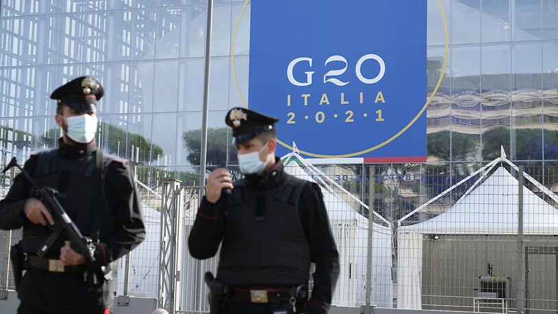 dpatopbilder - Italienische Carabinieri patrouillieren vor dem Kongresszentrum La Nuvola (die Wolke), in dem der G20-Gipfel stattfinden. Foto: Gregorio Borgia/AP/dpa