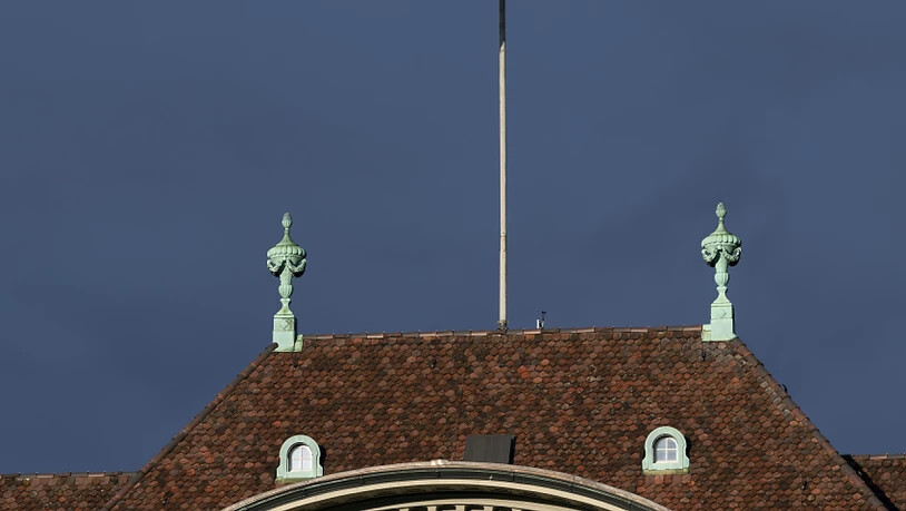 Eine Schweizer Fahne weht auf dem Dach der Schweizerischen Nationalbank (Archivbild).