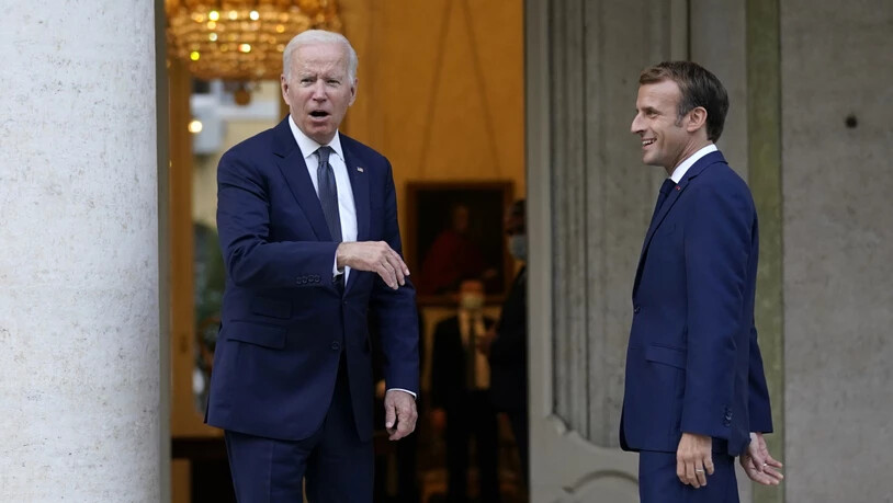 Joe Biden (l), Präsident der USA und Emmanuel Macron, Präsident von Frankreich, kommen zu einem gemeinsamen Treffen in die Villa Bonaparte. Foto: Evan Vucci/AP/dpa