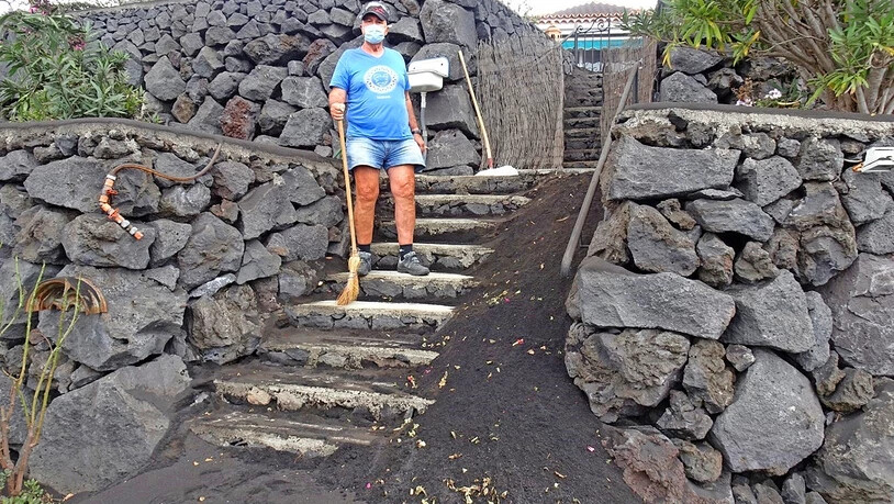 Mit dem Besen gegen die Vulkanasche: Peter Tschudi darf drei Mal in der Woche auf seinem Grundstück nach dem Rechten sehen.