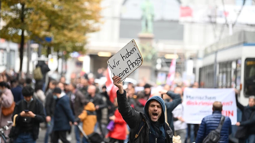 In Zürich zogen am Samstag hunderte Gegnerinnen und Gegner der Corona-Massnahmen durch die Stadt. Linke Gruppen hielten mit einer Gegendemo per Velo dagegen.
