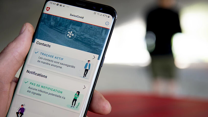 Die Swiss-Covid-App, mit der nach einer Ansteckung Kontaktpersonen informiert werden können, geniesst mehr Vertrauen als noch vor einem Jahr. Das zeigt eine Umfrage. (Archivbild)