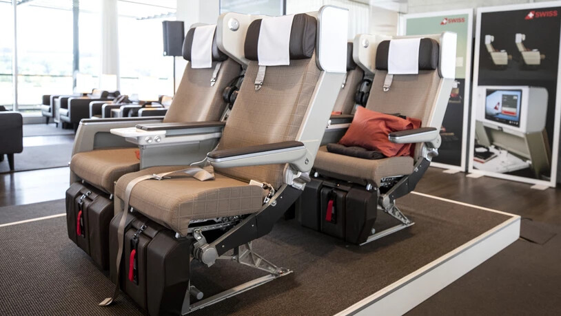 Die Swiss kommt beim Einbau der Sitze der neuen Reiseklasse 'Premium Economy Class' nicht wie geplant voran. Zum Start des Sommerflugplans 2022 im April wird nur ein Teil der Flotte damit ausgerüstet sein.(Archivbild)