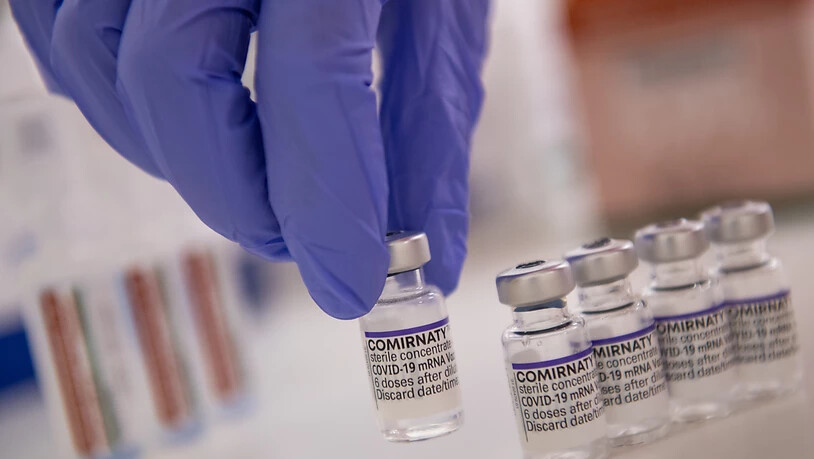 Eine Arzthelferin hält ein Fläschchen mit dem Corona-Impfstoff von Biontech. In Deutschland steigt die Zahl der Corona-Neuinfektionen weiter stark an. Die Gesundheitsämter meldeten dem staatlichen Robert Koch-Institut (RKI) binnen eines Tages 37 120…