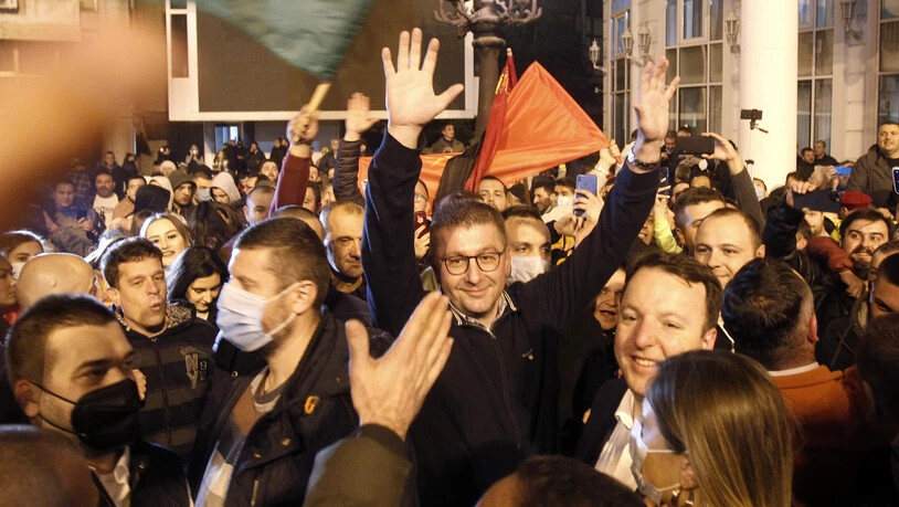 Hristijan Mickoski (m.), Vorsitzender der Oppositionspartei VMRO-DPMNE. Foto: Boris Grdanoski/AP/dpa