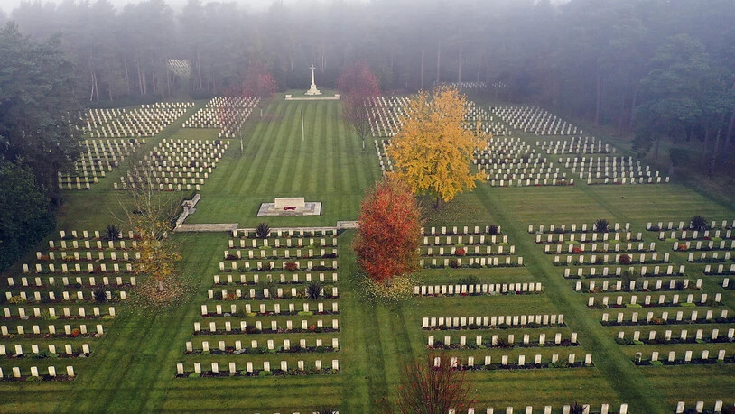 Blick auf den frühen Morgennebel am «Remembrance Day» über den Gräbern des Ersten und Zweiten Weltkriegs auf dem Brookwood-Militärfriedhof der Commonwealth War Graves Commission. Der «Remembrance Day» wird in den Ländern des Commonwealth am 11. November…