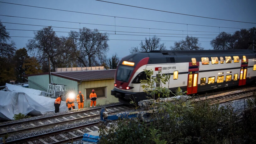 Zwischen Lausanne und Genf fahren die Züge wieder. Die Bauarbeiten nach einem Gleisschaden in Tolochenaz VD gehen weiter.