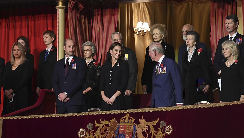 Mitglieder der königlichen Familie stehen in der königlichen Loge während des jährlichen Royal British Legion Festival of Remembrance in der Royal Albert Hall. Foto: Geoff Pugh/The Daily Telegraph/PA Wire/dpa