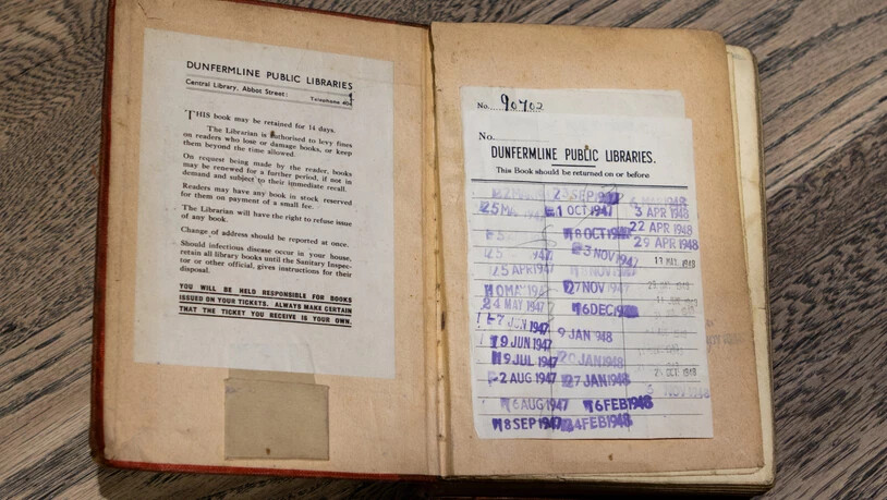 HANDOUT - Dieses aus einer Bibliothek ausgeliehene Buch wurde mehr als 73 Jahre zu spät zurückgegeben. Foto: Onfife/PA Media/dpa - ACHTUNG: Nur zur redaktionellen Verwendung im Zusammenhang mit der aktuellen Berichterstattung und nur mit vollständiger…