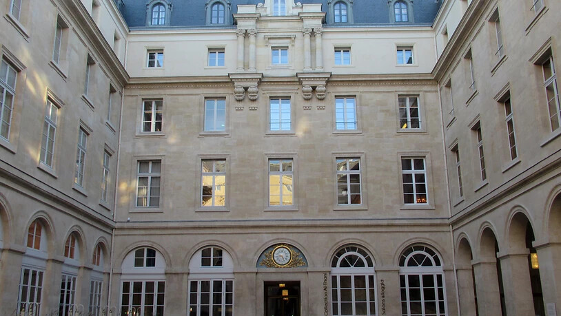 Der Eingang in das Hôtel de la Marine in Paris, in dem sich die Ausstellungsräume zu «Kunstschätze der Sammlung Al Thani» befinden. Die hochkarätigen Werke waren bislang nur in Sonderausstellungen in großen Museen in London und New York zu sehen. Foto:…
