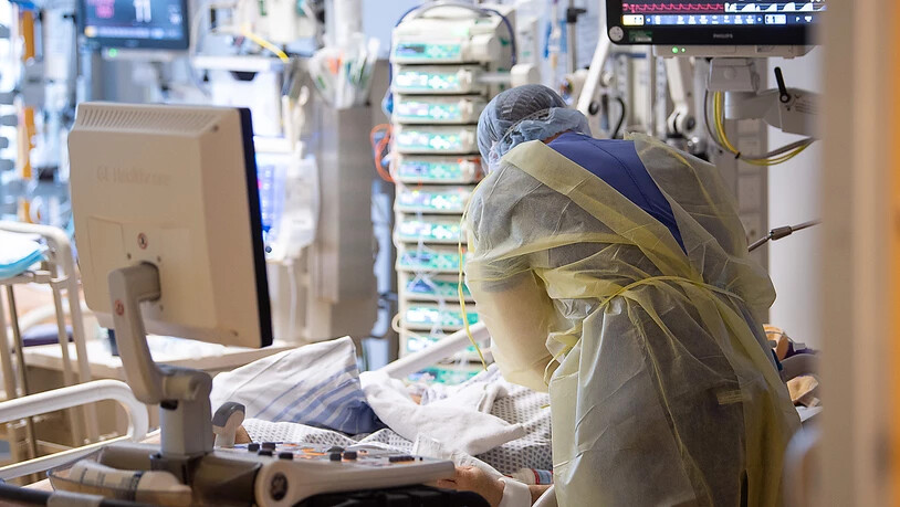 ARCHIV - Ein Intensivpfleger behandelt auf einer Intensivstation eines Klinikums in Ludwigsburg einen Covid-19-Patienten. Foto: Sebastian Gollnow/dpa