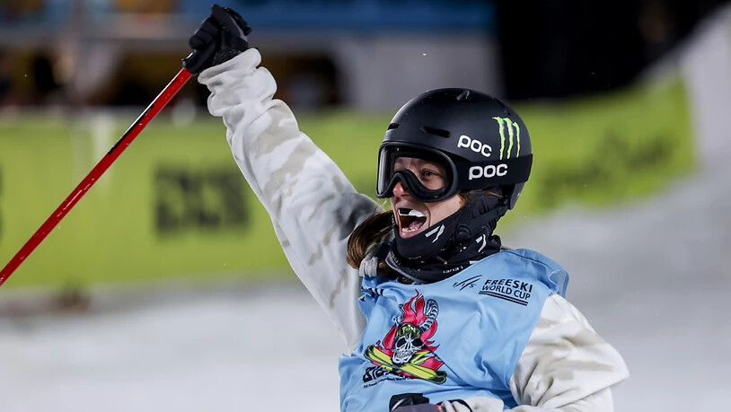 Wie schon in Chur (im Bild) im Big Air schaffte es Sarah Höfflin auch beim Slopestyle-Weltcupauftakt auf dem Stubaier Gletscher in Österreich auf das Podest