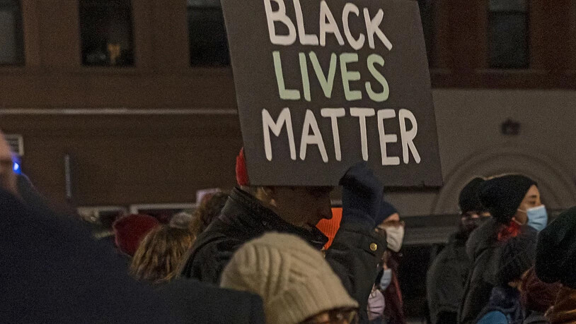 Ein Demonstrant hält ein Schild mit der Aufschrift «Black Lives Matter» während eines Protestmarsches gegen den Freispruch von Kyle R. hoch. Der Angeklagte ist in dem viel beachteten Prozess um den gewaltsamen Tod von zwei Menschen bei Anti-Rassismus…