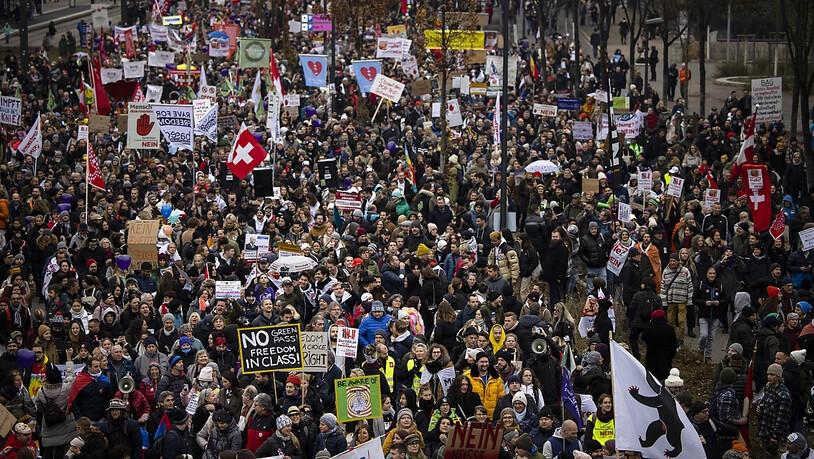Rund 2000  Demonstrantinnen und Demonstranten waren am Samstagnachmittag in Zürich an der letzten grossen  Kundgebung gegen die Massnahmen zur Eindämmung des Coronavirus und gegen das Covid-19-Gesetz unterwegs.