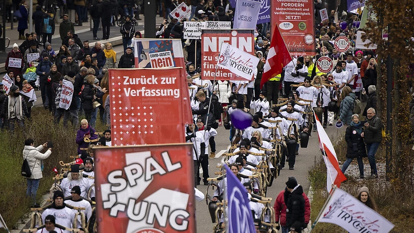 Demonstranten bei einer Kundgebung gegen die Massnahmen zur Eindämmung des Coronavirus und gegen das Covid-19-Gesetz am Samstagnachmittag in Zürich.