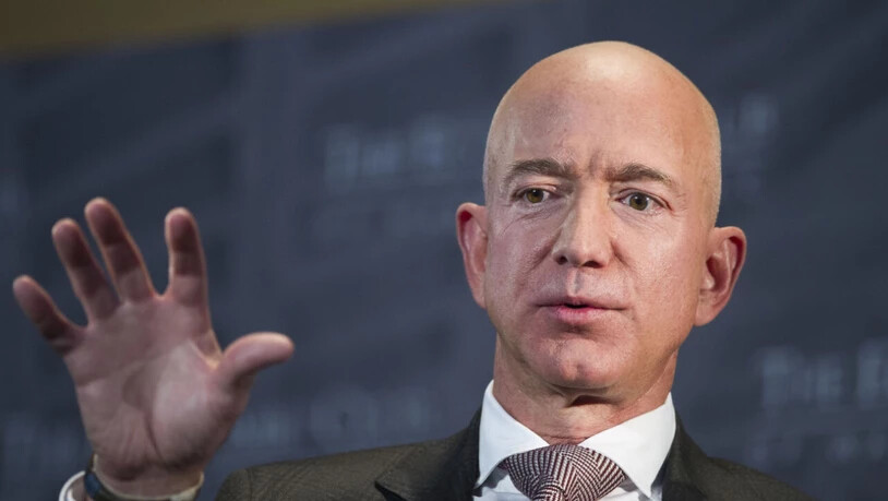 ARCHIV - Jeff Bezos, Gründer und CEO von Amazon, spricht im Economic Club of Washington auf der Milestone Celebration. Foto: Cliff Owen/AP/dpa