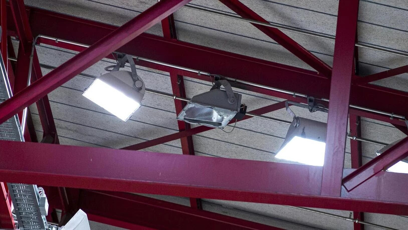 Eine defekte Lampe am Stadiondach sorgte für den Spielabbruch