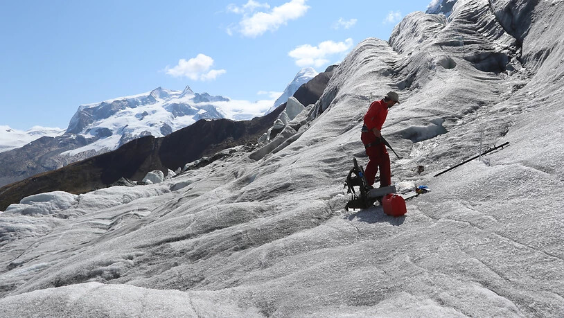 Auf dem Theodulgletscher oberhalb von Zermatt wurde der erste Gletscherfund mit Hilfe der Applikation IceWatcher geortet .