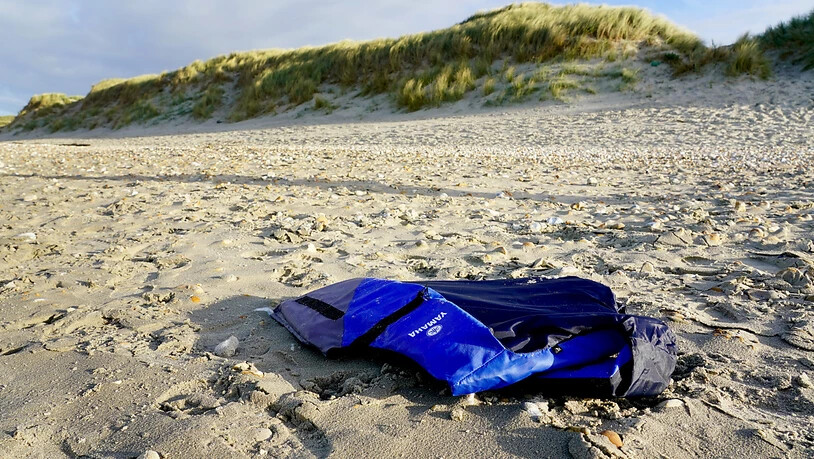 Eine weggeworfene Rettungsweste liegt am Strand von Wimereux in der Nähe von Calais. (Symbolbild) Foto: Gareth Fuller/PA Wire/dpa