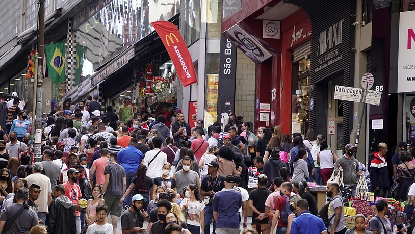 Passanten gehen durch die beliebte Handelsregion der Stadt. Die brasilianische Millionen-Metropole São Paulo hat nach offiziellen Angaben alle erwachsenen Einwohner vollständig gegen das Coronavirus geimpft. Zudem soll ab dem 11.12.2021 die Maskenpflicht…