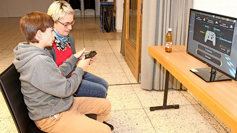 Bevor die Erwachsene spielen konnte, musste der Jung-Experte erst das System erklären.