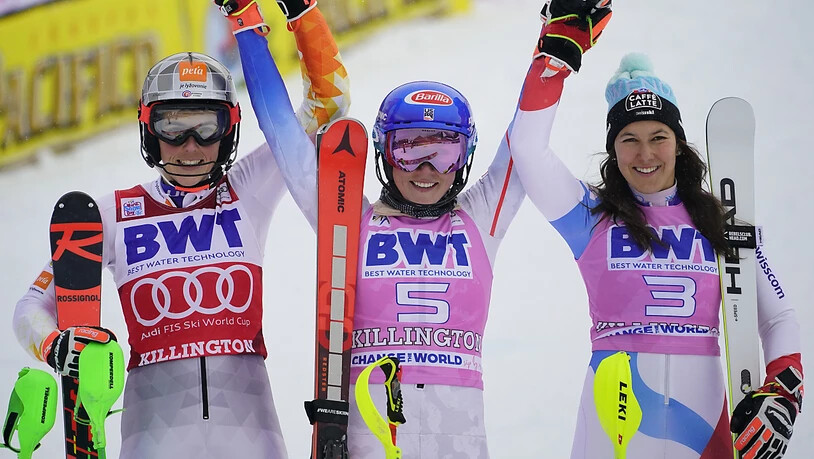 Mikaela Shiffrin, die ihren 71. Sieg im Weltcup feiern durfte, wird umrahmt von der Slowakin Petra Vlhova (links) und der Schwyzerin Wendy Holdener