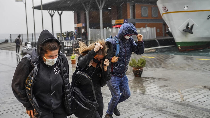 Menschen rennen bei starkem Regen. Ein heftiger Sturm hat am 29.11.21 Istanbul und andere Teile der Türkei heimgesucht, mindestens vier Menschen getötet und in der 15-Millionen-Einwohner-Stadt für Verwüstung gesorgt. Foto: Uncredited/AP/dpa