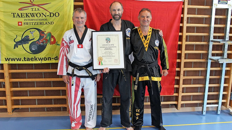 Neu-Meister Matthias Hoppler (Mitte), mit den VorstandsmitgliedernStefan Pfister (l.) und Renato Marni.