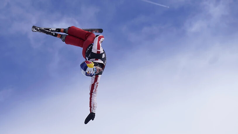 Noé Roth verliert trotz drei Salti und fünf Schrauben die Kontrolle nicht.