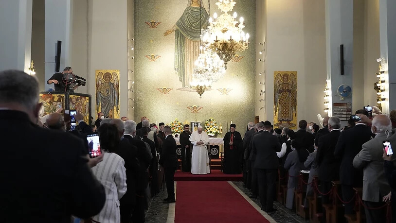 Papst Franziskus nimmt an einer Zeremonie in der maronitischen Kathedrale Unserer Lieben Frau von Gnaden teil. Das Oberhaupt der katholischen Kirche hat seine Reise nach Zypern und Griechenland begonnen. Am Freitagabend will der Pontifex in der kleinen…