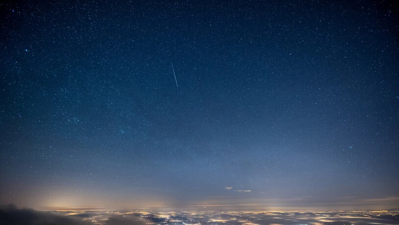 Eine Sternschnuppe aus dem Meteorenschauer der Geminiden in der Nacht auf den 14. Dezember 2015 über dem Pilatus. Dieses Jahr erreicht das Spektakel am selben Datum seinen Höhepunkt (Archivbild).