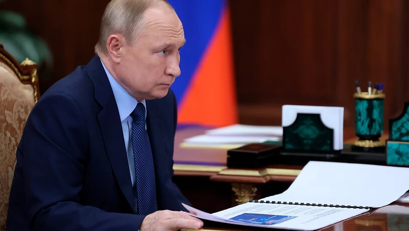 Wladimir Putin, Präsident von Russland, nimmt an einer Sitzung im Kreml teil. Der Kreml arbeitet nach eigenen Angaben mit Hochdruck an einem virtuellen Treffen zwischen Präsident Putin und seinem US-Kollegen Biden. Foto: Mikhail Metzel/Pool Sputnik…